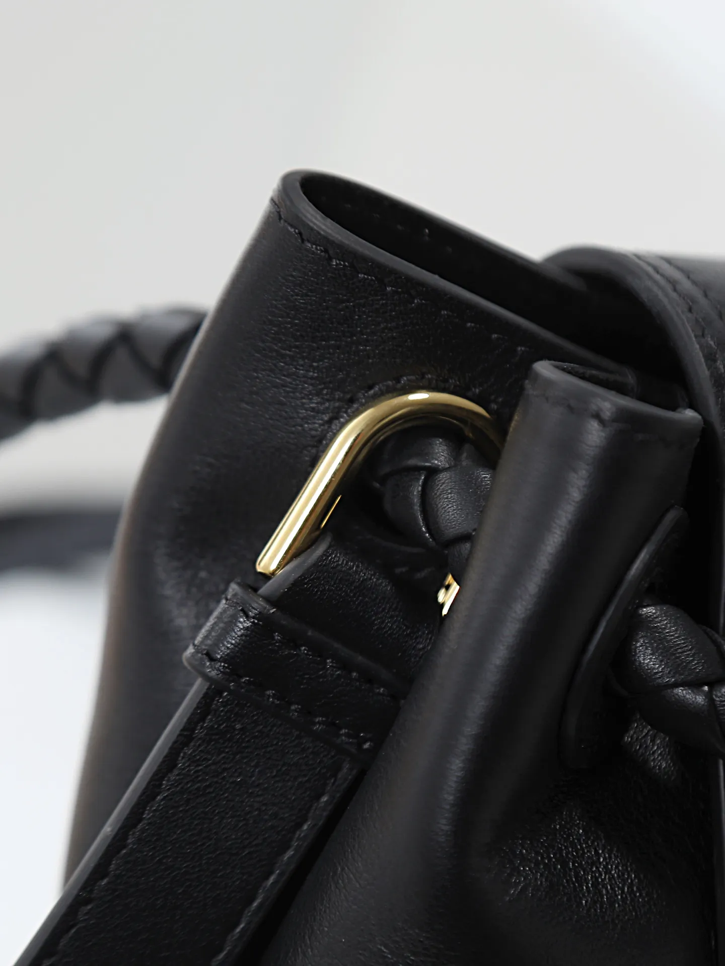 1150. Bottega Veneta's latest Ciao Ciao bag is a two-way flap handbag in silky cowhide, decorated with signature twist details, hidden hook closure, the flap can be fastened to the front, or connected to the INTRECCIATO woven internal pocket, with an adjustable and removable crossbody strap, an internal compartment, and a zippered pocket. The surprise flap has various shapes. Style 1 - Cover the bag surface, exposing the knot and knot decoration. Style 2 - Place the flap inside the bag. A buckle is also designed. Style 3 - The U-shaped position of the top handle in the hand bag. Style No.: 835835 Size: 26*19*10.5cm